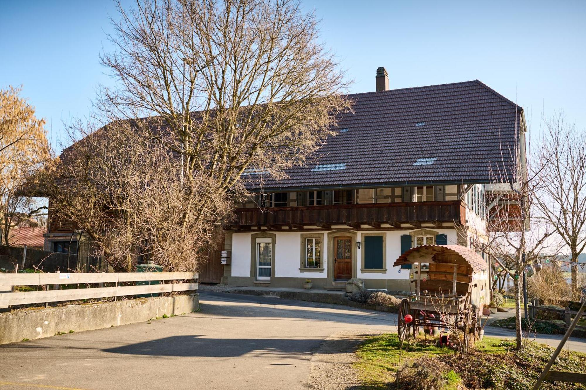 Uelis Stöckli-Familienfreundliche Wohnung auf dem Bauernhof mit Hotpot und Alpakatrekking Meikirch Exterior foto