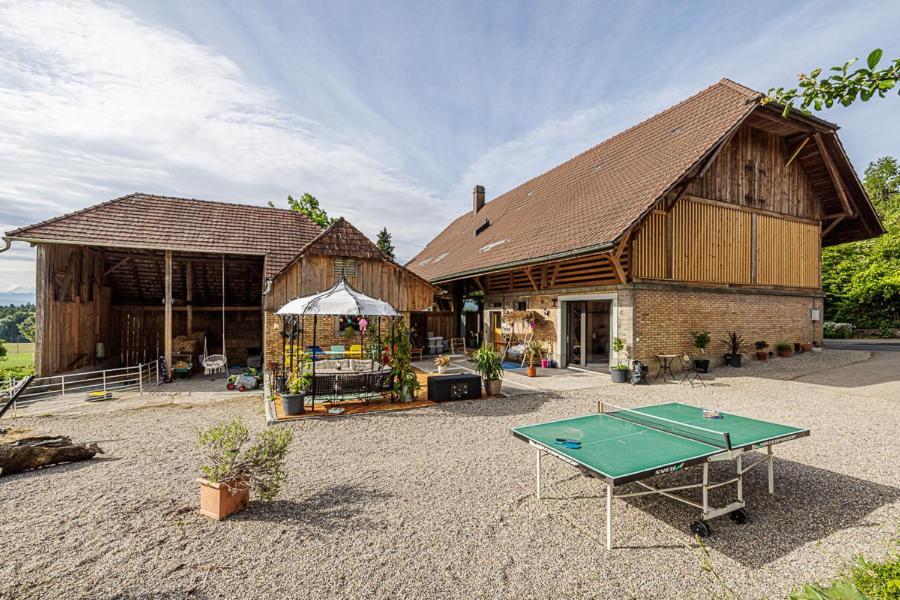 Uelis Stöckli-Familienfreundliche Wohnung auf dem Bauernhof mit Hotpot und Alpakatrekking Meikirch Exterior foto